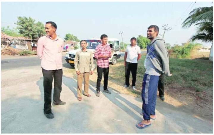 મુનાફ પટેલનો ગરીબ પરિવારમાં જન્મ થયો હતો. તેના પિતા ખેતરમાં કામ કરતા હતા. જ્યારે મુનાફ માર્બલ ફેક્ટરીમાં કામ કરતો હતો. તેનું કામ ટાઇલ્સ ચેક કરીને પેક કરવાનું હતું. જેના માટે મુનાફને દરરોજ 35 રૂપિયા મળતા હતા. ઘણા સંઘર્ષ પછી મુનાફે ટીમ ઇન્ડિયામાં સ્થાન મેળવ્યું હતું.