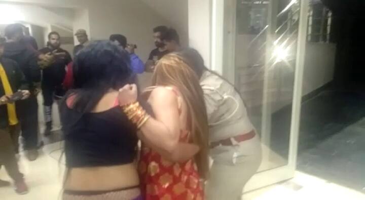 રાખીએ આયોજકોને જણાવ્યું કે તેની પીઠ અને પેટમાં ખૂબ જ દુઃખાવો થઈ રહ્યો છે, જે બાદમાં તેને હોસ્પિટલમાં દાખલ કરવામાં આવી હતી. હાલ રાખી સાવંતની તબિયત સારી છે, હોસ્પિટલ ખાતે તેની સારવાર ચાલી રહી છે.