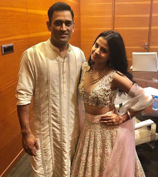 કંપનીના સીઈઓ મુરુગવેલ જાનકીરમને કહ્યું, ધોની આ માટે યોગ્ય વિકલ્પ છે. કારણકે તે ઘણા યુવાઓનો પ્રેરણાસ્ત્રોત છે. તેણે આ પ્રસિદ્ધી તેની નેતૃત્વ ક્ષમતાના બળ પર હાંસલ કરી છે. ધોનીનું સુખી લગ્ન જીવન, જવાબદાર પિતા અને સારા પતિ જેવી ખૂબીઓ બીજાને પણ પ્રેરિત કરે છે.