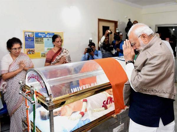 વર્ષ 2014માં મોદી સરકારમાં તેઓ રસાયણ અને ફર્ટિલાઇઝર મંત્રાલય સોંપવામાં આવ્યું હતું. જૂલાઇ 2016માં તેમના કાર્યક્ષેત્રનો વિસ્તાર કરતા તેમને સંસદીય કાર્યમંત્રીની પણ જવાબદારી સોંપાઇ હતી. તેમના નિધન પર રાષ્ટ્રપતિ રામનાથ કોવિંદ, વડાપ્રધાન મોદી અને  રાજનાથ સિંહ સહિતના અનેક મંત્રીઓએ શોક વ્યક્ત કર્યો હતો.  