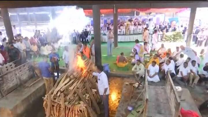  બેંગલુરુઃ ભાજપના દિગ્ગજ નેતા અને કેન્દ્રિય મંત્રી રહેલા અનંત કુમારના બેંગલુરુમાં આજે રાષ્ટ્રિય સન્માન સાથે અંતિમ સંસ્કાર કરવામાં આવ્યા હતા. અહીં શ્રદ્ધાંજલિ આપવા માટે ભાજપના પાર્ટી અધ્યક્ષ અમિત શાહ, વરિષ્ઠ નેતા લાલકૃષ્ણ અડવાણી, ગૃહમંત્રી રાજનાથ સિંહ સહિત કેન્દ્ર સરકારના કેટલાક મંત્રી અને ભાજપના દિગ્ગજ નેતાઓ હાજર રહ્યા હતા.