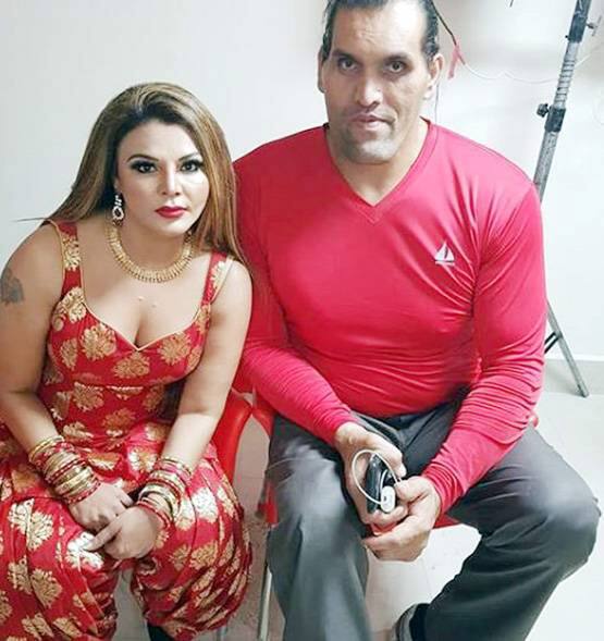 ધોલાઈ બાદ રાખીને હોસ્પિટલ ખસેડવામાં આવી હતી. હવે રાખી સાવંતે એક વીડિયો શેર કર્યો છે. વીડિયોમાં તે કહી રહી છે કે, 'હું તો ડાન્સ કરવા માટે આવી હતી. પરંતુ વિદેશ રેસલર ભડકી ગઈ હતી. હું રેસલર નથી. રેસલરે આ બધુ તનુશ્રીના કહેવાથી કર્યું હતું.'