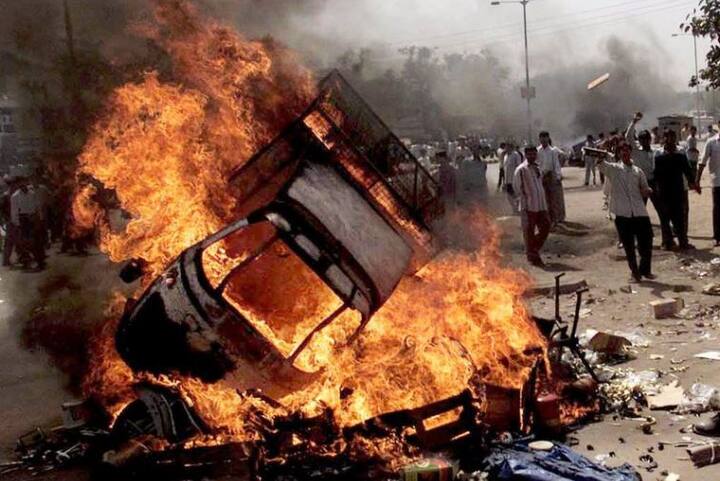 27 ફેબ્રુઆરી 2002ના દિવસે ગોધરામાં સાબરમતી ટ્રેનના એસ-6 કોચને આગ લગાવવામાં આવી હતી. જેમાં 59 કારસેવકો માર્યા ગયા હતા. આ ઘટનાના સમગ્ર ગુજરાતમાં ઘેરા પ્રત્યાઘાત પડ્યા હતા અને તેના બીજા દિવસે અમદાવાદના મેઘાણીનગર વિસ્તારમાં આવેલી ગુલમર્ગ સોસાયટીમાં ઝનૂની ટોળાએ હુમલો કરી આગ લગાવી હતી. જેમાં એહસાન ઝાફરી ઉપરાંત અન્ય 68 લોકોના મોત થયા હતા. 