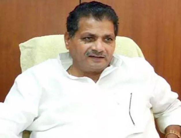 સુરેન્દ્ર ગોયલ બીજેપીના દિગ્ગજ નેતાઓ પૈકીના એક છે. જૈતારણ સીટ પરથી તેઓ 4 વખત વિજેતા બની ચુક્યા છે પરંતુ આ વખતે અચાનક ટિકિટ કપાવાથી તેઓ નારાજ થઈ ગયા. પાર્ટીએ મારી સાથે દગો કર્યો છે. હું કોઈની ચાંપલુસી નથી કરતો તેથી મારી ટિકિટ કાપવામાં આવી છે. હું સંઘનો વિરોધી હોંઉ તેમ બધાને લાગે છે. તેથી મોકો મળતાં જ મારી સામે ઉમેદવાર ઉભો કરી દીધો. ભાજપને ખતમ કરવાની ધમકી આપતાં ગોયલે કહ્યું કે, પાર્ટી નેતાઓની અક્કલ ઠેકાણે લાવી દઈશ.