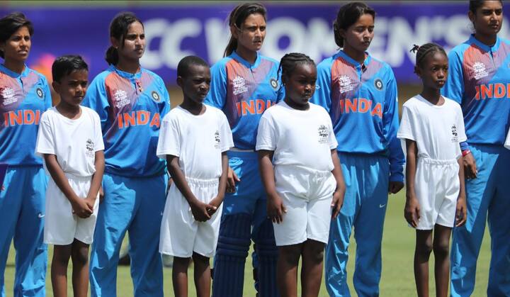 નવી દિલ્હીઃ ભારતીય મહિલા T20 ટીમની કેપ્ટન હરમનપ્રીત કૌર તેના પ્રદર્શન ઉપરાંત માનવતાના કારણે ચર્ચામાં છે. તાજેતરમાં મહિલા T20 વર્લ્ડ કપની પ્રથમ મેચમાં ન્યૂઝીલેન્ડ સામે 51 બોલમાં સદી ફટકારનારી હરમનપ્રીત કૌરે પાકિસ્તાન સામેની મેચ પહેલા કઈંક એવું કર્યું કે જોનારા સહુ આશ્ચર્યચકિત થઈ ગયા હતા.