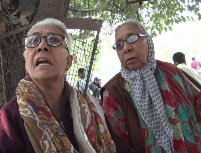 બોલીવુડ એક્ટર નસીરુદ્દીન શાહની બે બહેનો પણ ઠગાઈ અને છેતરપિંડીનો શિકાર બની છે. નસીરુદ્દીન શાહની 65 વર્ષીય પિતરાઈ બહેન અમીના શાહ મેરઠના પલ્લવપુરમાં રહે છે. જ્યારે મોટી બહેન ઈશરત સુલ્તાના (ઉ.70 વર્ષ) નિવૃત્ત શિક્ષિકા છે. બંને બહેનોએ 3 વર્ષ પહેલા એક સસ્તા ઘરની શોધમાં આ પ્રોજેક્ટમાં રોકાણ કર્યું હતું. અમીના શાહે 3.03 લાખ રૂપિયા અને ઈશરત સુલ્તાનાએ પોણા બે લાખ રૂપિયા તથા તેની ભત્રીજી મેહરુ જિયાએ 5.12 લાખ રૂપિયા સસ્તા અને સરકારી મકાન મેળવવાની લાલચમાં પ્રતીક બિલ્ડકોમમાં રોક્યા હતા.