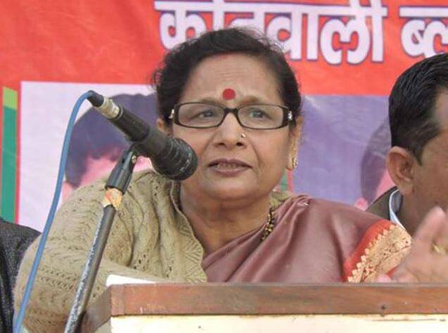 મેરઠઃ દૌરલા પોલીસ સ્ટેશનમાં બીજેપી એમએલસી ડો. સરોજની અગ્રવાલના પતિ અને તેમની દીકરી સહિત 8 લોકો પર સમાજવાદી આવાસ યોજના અંતર્ગત ફ્લેટ અપાવવાના નામ પર છેતરપિંડી કરવાનો અને લાખો રૂપિયા ચાંઉ કરી જવાનો મામલો નોંધાયો છે. આ લોકોએ સમાજવાદી આવાસ યોજના શરૂ કરી હતી. જે બાદ લોકો પાસેથી ટોકન રકમ ઉઘરાવી હાથ અદ્ધર કરી લીધા હતા. પોલીસે ફરિયાદ ન લેતા રોકાણકારો કોર્ટમાં ગયા હતા અને આરોપીઓ સામે કેસ દાખલ કરાવ્યો હતો. ભોગ બનનારામાં બોલીવુડના જાણીતા એક્ટર નસીરુદ્દીન શાહની બહેનનો પણ સમાવેશ થાય છે.