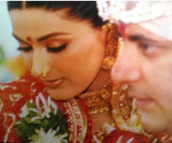 ન્યૂયોર્કઃ અમેરિકાના ન્યૂયોર્કમાં કેન્સરની સારવાર કરાવી રહેલી બોલીવુડ એક્ટ્રેસ સોનાલી બેંદ્રેએ લગ્નની 16મી એનિવર્સરી પર પતિ ગોલ્ડી બહલ માટે એક ઈમોશનલ મેસેજ લખ્યો છે. 43 વર્ષીય સોનાલીએ તેના સંદેશમાં પતિને તેની તાકાત, પ્યાર અને ખુશીનું માધ્યમ બનવા માટે આભાર માન્યો છે. સોનાલીએ લગ્નની જૂની તસવીર પણ શેર કરી છે.