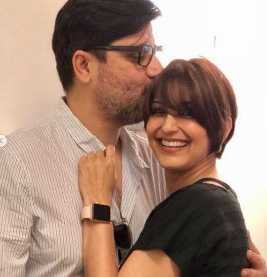 સોનાલીએ 16મી એનિવર્સિરી પર પતિ સાથેની કેટલીક તસવીર શેર કરી છે. જેમાં તેણે લખ્યું છે કે, જેવો હું સંદેશ લખવાનું શરૂ કરીશ કે તરત જ હું મારા દિલમાં જે ચાલી રહી છે તે તમામ ભાવનાઓ અને વિચાર વ્યક્ત નહીં કરી શકું. 