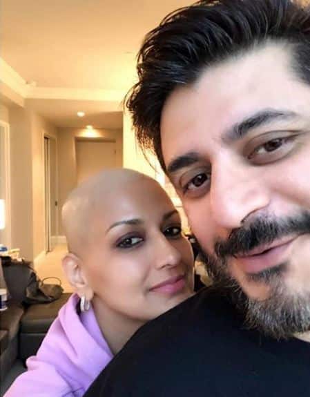 અભિનેત્રીએ લખ્યું છે કે પતિ, સાથી, સાચો દોસ્ત. મારી તાકાત, મારા માટે આ બધું ગોલ્ડી બહલ છે. લગ્ન એક બીજાની સાથે સારા અને ખરાબ સમયમાં, બીમારીમાં અને સારા સ્વાસ્થ્યમાં ઉભા રહેવાનું નામ છે. અમે આ વર્ષ કેવી રીતે પસાર કર્યું છે તે ભગવાન જ જાણે છે. સોનાલીએ લખ્યું છે કે કેન્સર એક વ્યક્તિની એકલાની લડાઈ નછી. આ બીમારીનો પૂરો પરિવાર સામનો કરે છે.