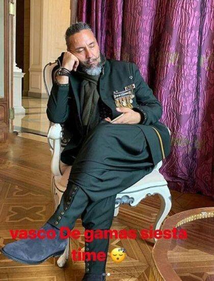  દીપિકાના હેર સ્ટાઇલિસ્ટ ગેબરિયલ બ્લેક આઉટફિટમાં નજર આવી રહ્યા છે. 