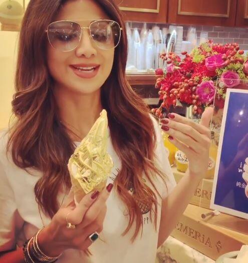 વીડિયોમાં શિલ્પા વિદેશના એક આઈસ્ક્રીમ પાર્લર પર ડેઝર્ટની મજા માણતી જોવા મળી રહી છે. વીડિોયમાં શિલ્પા જે આઈસ્ક્રીમ ખાઈ રહી છે તેની કિંમત આશરે 13 ડોલર એટલે કે 950 રૂપિયા આસપાસ છે. શિલ્પાનું કહેવું છે કે, આ આઈસ્ક્રીમ ખૂબ સ્વાદિષ્ટ છે. તે ફેન્સને ડેઝર્ટ વિશે પણ જાણકારી આપે છે.