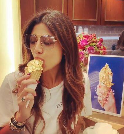 શિલ્પાના આ વીડિયોને અત્યાર સુધી 8.5 લાખથી વધારે લોકોએ જોઈ ચૂક્યા છે. જ્યારે હજારો લોકો તેના પર કોમેન્ટ્સ કરી રહ્યાં છે. લોકો વીડિયોની ખૂબ પ્રશંસા કરી રહ્યાં છે. શિલ્પા ઘણાં સમયથી બોલિવૂડથી દૂર છે પણ સોશિયલ મીડિયા પર ખૂબ જ સક્રિય છે અને અહીં તેના અંદાજે 8 મિલિયન ફોલોઅર્સ છે.