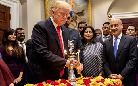 US: દિવાળી સેલિબ્રેશનના ટ્વિટમાં હિન્દુઓને જ ભૂલી ગયા ડોનાલ્ડ ટ્રમ્પ, ઈન્ટરનેટ પર ફજેતી બાદ સુધારી ભૂલ US: દિવાળી સેલિબ્રેશનના ટ્વિટમાં હિન્દુઓને જ ભૂલી ગયા ડોનાલ્ડ ટ્રમ્પ, ઈન્ટરનેટ પર ફજેતી બાદ સુધારી ભૂલ