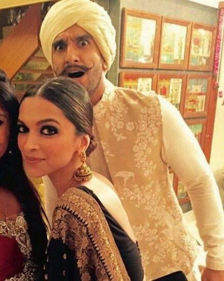 રણવીરે કહ્યું કે, તેને દીપિકા પાસેથી કોઈ ચીજ નથી જોઈતી. બસ તે કિસ કરી દે તો હું જમાડી દઈશ. રણવીરે આ મોકાના પૂરો ફાયદો ઉઠાવ્યો અને દીપિકા સાથે મસ્તી કરવાનો મોકો પણ ન છોડ્યો.