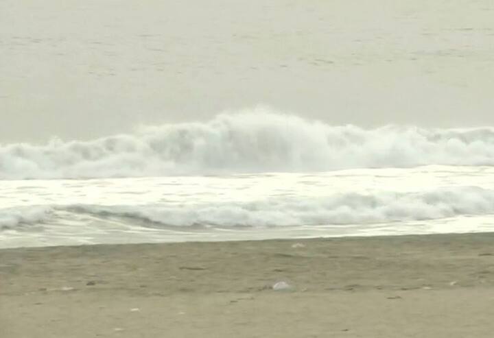 ચેન્નઈઃ બંગાળની ખાડી પર ચક્રવાતી વાવાઝોડુ ગાજા ચેન્નાઈથી આશરે 380 કિલોમીટર દૂર દક્ષિણ પૂર્વ અને નાગાપટ્ટિનમથી 400 કિમી દૂર ઉત્તર પૂર્વમાં સ્થિત છે. આજે તે કુડ્ડલુર તથા પમ્બાન વચ્ચે આવી પહોંચી શકે તેમ છે. જેના કારણે તમિલનાડુમાં ભારે વરસાદની શક્યતા છે. હાલ દરિયામાં ઊંચા મોજા ઉછળી રહ્યા છે. ઉપરાંત માછીમારોને પણ દરિયો ન ખેડવાની સલાહ આપવામાં આવી છે.