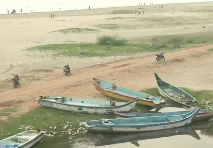 જે વિસ્તારમાં ડેમ આવેલા છે ત્યાં ભારે વરસાદના કારણે માત્ર 24 કલાકમાં જ તે સંપૂર્ણ ભરાઈ શકે છે. તેથી સરકારે ઉપરોકત સૂચના આપી છે. આ ઉપરાંત સરકારે ઓઈલ કંપનીઓ સાથે પણ વાતચીત કરી છે અને તેમને ઈંધણનો પૂરતો જથ્થો રાખવા જણાવ્યું છે.