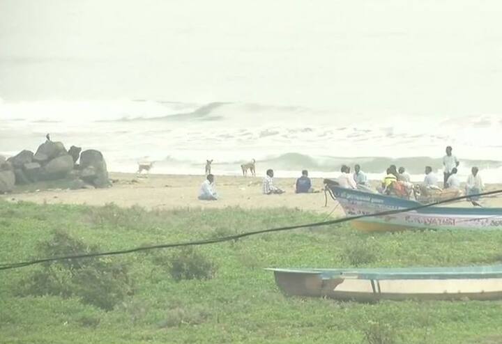 તમિલનાડુ સરકાર પહેલાથી જ 30,500 રાહત-બચાવ કર્મી તહેનાત કરવાની જાહેરાત કરી ચુકી છે. તંજોર, તિરુવરુર, પુડ્ડુકોટ્ટઈ, નાગપટ્ટિનમ, કુડ્ડલૂર અને રામનાથપુરમના કલેકટરોએ ગુરુવારે સ્કૂલો-કોલેજોમાં રજા જાહેર કરી દીધી છે. કેન્દ્રીય જળ સંસાધન મંત્રાલયને ડેમ પર સતત નજર રાખવાની સલાહ આપી છે.