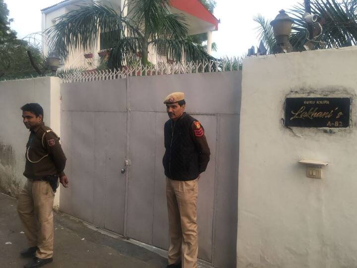 નવી દિલ્હીઃ દિલ્હીના પોશ વિસ્તાર વસંત કુંજમાં 53 વર્ષીય મહિલા અને તેના નોકરની લાશ ગુરુવારે સવારે મળી આવી હતી. મૃતકોની ઓળખ ફેશન ડિઝાઈનર માલા લાખાણી અને તેના નોકર બહાદુરના રૂપમાં થઈ છે. પ્રાથમિક તપાસમાં બંનેની હત્યા થઈ હોવાનું સામે આવ્યું છે. પોલીસે લાશનો કબ્જો લઈ તેને પોસ્ટ મોર્ટમ માટે મોકલી આપી છે.