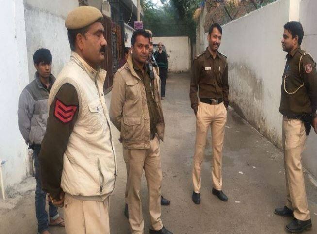 પોલીસના જણાવ્યા મુજબ, માલાને પૈસા જોઈતા હતા પરંતુ માલા તેને આપતી નહોતી. તેથી તેણે હત્યાને અંજામ આપ્યો. માલકણની ચીસ સાંભળીને જ્યારે નોકર બહાદુર બચાવવા માટે આવ્યો ત્યારે આરોપીએ તેને પણ મોતને ઘાટ ઉતારી દીધો હતો.