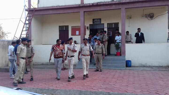 આ ભેદ ઉકેલવા માટે અલીરાજપુર પોલીસ દ્વારા છટકું ગોઠવાયું હતું. જેમાં પીએસઆઈ ચંચલા સોનીને દંપતી બનાવી આરોપી શૈલુ રાઠોડના નિવાસસ્થાને મોકલાયા હતા. પોલીસે છટકું ગોઠવી રેડ કરતા આરોપી શૈલુ રાઠોડને રંગેહાથે ઝડપી લીધો હતો અને 18 માસનું બાળક પણ મળી આવ્યું હતું. 