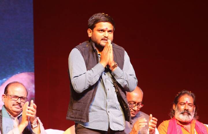 લખનઉઃ પાસ નેતા હાર્દિક પટેલ બુધવારે ઉત્તર પ્રદેશના સંભલમાં ચાલી રહેલા કલ્કી મહોત્વસમાં હાજરી આપવા માટે પહોંચ્યો હતો. અહીં પત્રકારે સાથે વાતચીત કરતા હાર્દિક પટેલે દેશના શહેરોના નામ બદલવાની શરૂ થયેલી ઝુંબેશ પર ટિપ્પણી કરી હતી. યુપીમાં હાર્દિકે કહ્યું હતું કે અહીં બેરોજગારી મોટા પ્રમાણમાં છે, જેના કારણે યુવાધન ભટકી રહ્યું છે.