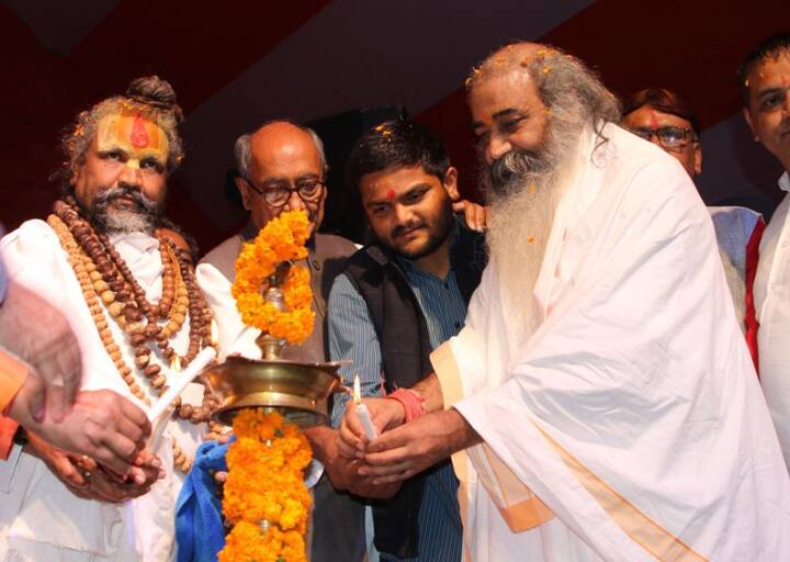 કલ્કિ મહોત્સવમાં હાર્દિક પટેલે જણાવ્યું કે, આજે અહીં ધાર્મિક, રાજકીય અને રાષ્ટ્ર ભક્તિનો અનોખો સંયોગ જોવા મળ્યો. આજે દેશમાં ધર્મના નામ પર જે રીતે લોકોને ભડકાવવામાં આવે છે ત્યાં આ ધાર્મિક સભામાં ધર્મના નામ પર માનવતા, દેશભક્તિ તથા પ્રેમનો સંદેશ આપવામાં આવે છે. આ કાર્યક્રમમાં કોંગ્રેસના દિગ્ગજ નેતા દિગ્વિજય સિંહ પણ હાજર રહ્યા હતા.
