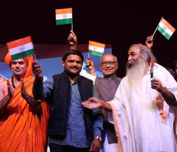 ફૈઝાબાદનું નામ અયોધ્યા અને અમદાવાદનું નામ કર્ણાવતી કરવાની જાહેરાત અંગે પૂછાયેલા સવાલના જવાબમાં હાર્દિકે જણાવ્યું કે, જો આ દેશને ફક્ત શહેરોના નામ બદલીને સોનાની ચીડિયા બનાવી શકાતો હોય તો હું માનું છું કે દેશની 125 કરોડ જનતાનું નામ બદલીને રામ રાખી દેવું જોઈએ. આ દેશમાં બેરોજગારી અને ખેડૂતોના મોટા અને ગંભીર પ્રશ્નો છે ત્યારે આપણે નામ બદલવામાં અને પ્રતિમાઓ બનાવવામાં લાગ્યા છીએ.