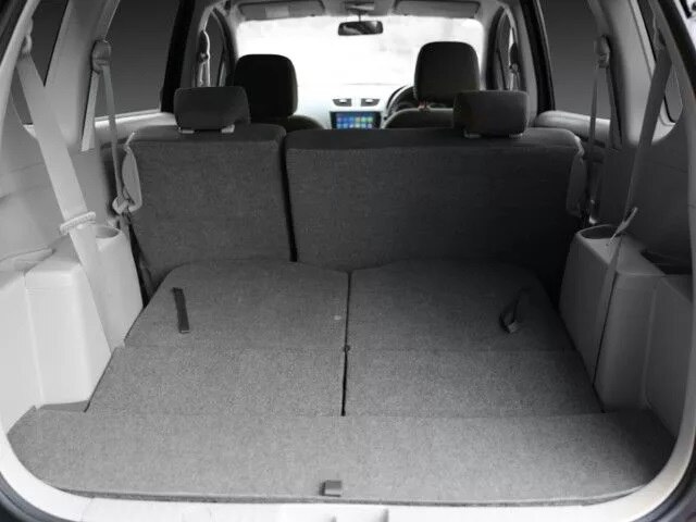 નવી અર્ટિગાની સાઈઝમાં ફેરફાર કરવામાં આવ્યો છે અને જૂના મોડલથી તેની લંબાઈ 99 એમએમ તથા પહોળાઈ 5 એમએમ વધારે છે. ત્રીજી લાઈનમાં બેઠનાર વ્યક્તિને હવે વધારે લેગ સ્પેસ મળશે. આ કારનું વ્હીલબેસ 2740 એમએમ અને 32 લિટરની બૂટ સ્પેસ રાખવામાં આવી છે. કારની કિંમતની વાત કરીએ તો દિલ્હીમાં એક્સ શોરૂમ 7.13 લાખ રૂપિયાની આસપાસ રહેશે. જૂની અર્ટિગાની કિંમત 6.68 લાખ રૂપિયાથી શરૂ થતી હતી. જોકે વેરિયન્ટ અનુસાર કિંમતમાં ફેરફાર હોઈ શકે છે.