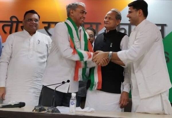 અગાઉ સચિન પાયલોટે જણાવ્યું હતું કે, ટિકિટોને લઈને પાર્ટીમાં કોઈ આંતરિક વિખવાદ નથી. રાષ્ટ્રીય અધ્યક્ષ રાહુલ ગાંધીના વિચારો અનુસાર રાજ્યમાં યુવા, મહિલા, ખેડૂત અને સમાજના તમામ વર્ગોને પ્રતિનિધિત્વનો મોકો આ યાદીમાં આપવામાં આવશે.