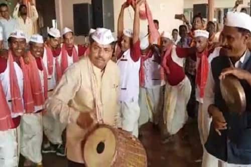 ભાજપ દ્વારા આયોજિત આ કાર્યક્રમમાં આદિવાસીઓની ઓછી સંખ્યા રહેતા ધારાસભ્ય નરેશ પટેલ ચિંતાતૂર થઈ ગયા હતા. પાંખી હાજરીને લઈ મંત્રી ઈશ્વર પરમાર પણ અનુપસ્થિત રહ્યા હતા. 9 વાગ્યાનો કાર્યક્રમ બે કલાક બાદ પણ શરૂ થઈ શક્યો ન હતો.