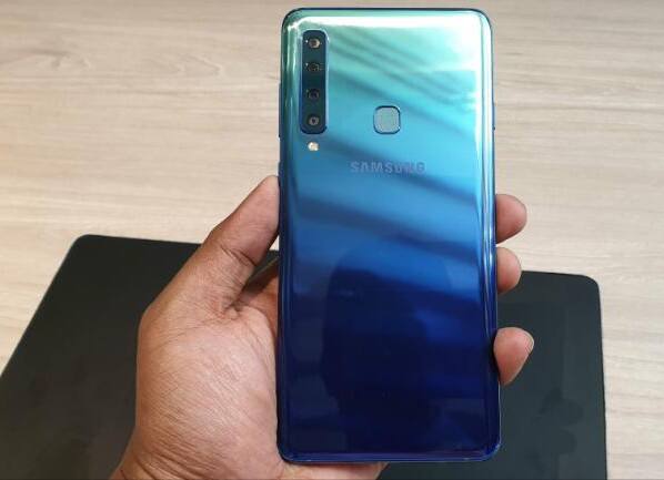 ફોનની ખાસ વાત આમાં રહેલા ચાર કેમેરા છે. લૉન્ચિંગ ઇવેન્ટનુ આયોજન 20 નવેમ્બરે દિલ્હીમાં કરવામાં આવ્યુ છે. હાલમાં સેમસંગનો આ ખાસ સ્માર્ટફોન અમેઝોન ઇન્ડિયાની મદદથી વેચવામાં આવશે, તો વળી નૉટિફાઇ મી પેજ પણ આ દરમિયાન લાઇવ થશે. ફ્લિપકાર્ટે પણ આ ફોનની ટીઝર ઇમેજ પૉસ્ટ કરી દીધી છે. કિંમતની વાત કરીએ તો આ ફોનની કિંમત 35,000 રૂપિયાની આસપાસ હોઇ શકે છે.  