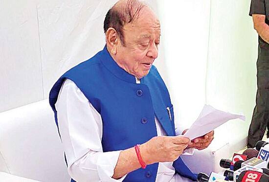 ઉલ્લેખનિય છે કે 1 ડિસેમ્બરે રાજ્યની ફડણવીસ સરકાર મરાઠા સમુદાયને અનામત આપવાની જાહેરાત કરી શકે છે. સીએમ દેવેન્દ્ર ફડણવીસે આના સંકેત આપ્યા છે. સીએમે કહ્યું છે કે, 1 ડિસેમ્બરે જશ્નની તૈયારી કરો. પછાત વર્ગ આયોગના રિપોર્ટ બાદ ફડણવીસ સરકારે આવા સંકેત આપ્યા છે.