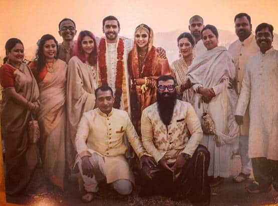 કોંકણી અને સિંધી રીતિ-રિવાજ સાથે લગ્ન કર્યા બાદ આ ફોટોગ્રાફ શેર કર્યા હતા. હવે વધુ એક ફોટોગ્રાફ વાઈરલ થયો છે. જેની અંદર આ નવદંપતિ પરિવારજનો સાથે જોવા મળી રહ્યા છે.