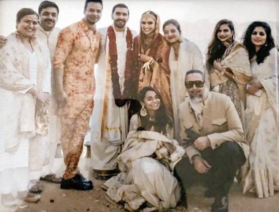 સ્ટાર કપલે 14-15 નવેમ્બરે ઈટાલીમાં કોંકણી અને સિંધી રીતિ રિવાજથી લગ્ન કર્યા હતા. તેમના મેરેજ વેન્યૂ પર મોબાઈલ પર પ્રતિબંધ મૂકવામાં આવ્યો હતો. આ સાથે મહેમાનોને લગ્નના ફોટો શેર ન કરવા માટે કહેવામાં આવ્યું હતું.