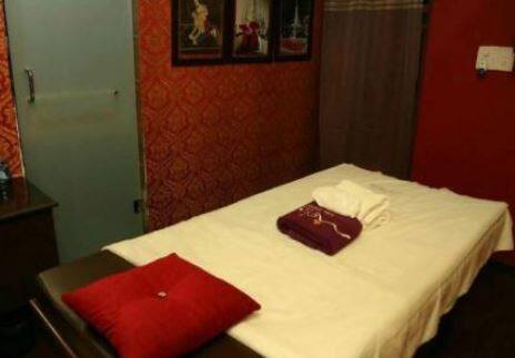 વિદેશી યુવતીઓ વિઝા લઇને આવી છે કે કેમ તથા તેમની પાસેથી કાગળની તપાસ કરવામાં આવશે, જો તેમાં કોઇ વાંધાજનક જણાશે તો કાયદેસરની કામગીરી હાથ ધરાશે. ઉલ્લેખનીય છે કે થોડા સમય પહેલા રાજકોટ પોલીસે મોટાપાયે સ્પા સેન્ટરો પર દરોડા પાડ્યા હતા, જેમાંથી 45 જેટલી વિદેશી યુવતીઓની અટકાયત કરવામાં આવી હતી. આ યુવતીઓ પાસેથી પૂરતા ડોક્યુમેન્ટ ન મળતાં તેમને પરત મોકલી દેવામાં આવી હતી.