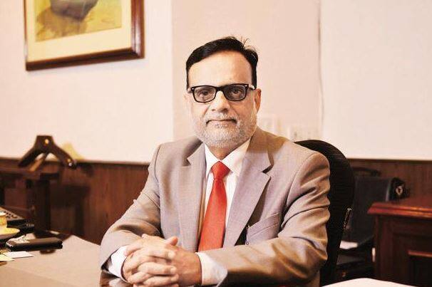 નવી દિલ્હીઃ વડાપ્રધાન નરેન્દ્ર મોદીની નજીકના મનાતાં કેન્દ્રીય નાણા સચિવ હસુમખ અઢીયા નવેમ્બરના અંતથી નિવૃત્ત થઈ રહ્યા છે. નાણા મંત્રી અરૂણ જેટલીએ ટ્વિટ કરીને આ અંગે જાણકારી આપી હતી. 1981ની બેચના આઈએએસ અધિકારી હસમુખ અઢીયાનો કાર્યકાળ 30 નવેમ્બરના રોજ પૂરો થઈ રહ્યો છે. મોદી જ્યારે ગુજરાતના મુખ્યમંત્રી હતા ત્યારે તેમનો અઢીયા સાથે ગાઢ ઘેરાબો હતો. જેના કારણે તેમને પ્રમોશન આપીને કેન્દ્રમાં લઈ જવામાં આવ્યા હતા.