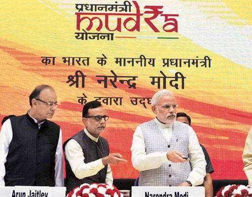 અઢીયાની 2014માં કેબિનેટની એસીસીમાં નાણાકીય સેવા સચિવ તરીકે નિમણૂક કરવામાં આવી હતી. તેમણે 3 નવેમ્બર, 2014ના રોજ પદ સંભાળ્યું હતું. જે બાદ તેમને રેવન્યૂ સચિવ બનાવાયા હતા. જેના કારણે 31 ઓગસ્ટ, 2015ના રોજ તેમણે સેવા સચિવના પદ પરથી રાજીનામું આપ્યું હતું. અઢીયાને સપ્ટેમ્બર 2017માં અશોક લવાસા નિવૃત્ત થયા બાદ નાણા સચિવ બનાવાયા હતા. દેશમાં લાગુ કરવામાં આવેલા જીએસટી અને નોટબંધીનું માળખું તૈયાર કરવામાં અઢીયાનો મહત્વનો રોલ હતો.