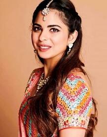 ઈશા અંબાણીની પ્રી વેડિંગ પાર્ટી યોજાઈ, ટ્રેડિશનલ ગુજરાતી ડ્રેસ પહેરીને રમી દાંડિયા