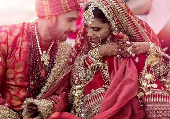 પારંપારિક રીત-રિવાજથી લગ્ન સંપન્ન થયા બાદ કપલે પહેલીવાર તસવીરો જાહેર કરી હતી. દીપિકા અને રણવીરે ટ્વિટર એકાઉંટ પર બંનેની તસવીરો શેર કરી હતી. આ તસવીરો શેર કરતાની સાથે જ સોશિયલ મીડિયા પર વાયરલ થઈ રહી છે.