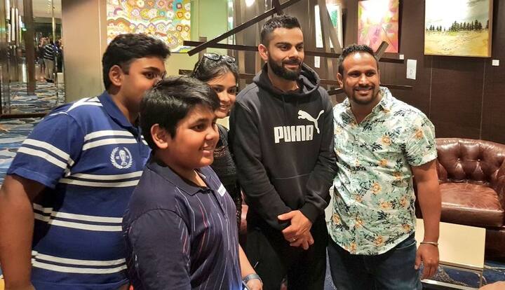 બ્રિસ્બેનઃ ટીમ ઈન્ડિયાનો કેપ્ટન વિરાટ કોહલી ઓસ્ટ્રેલિયા સામેની 3 મેચની T20 સીરિઝ પહેલા તેનો કિંમતી સમય ફેન્સ સાથે વીતાવી રહી છે. બ્રિસ્બેનમાં કોહલીએ ક્રિકેટ ફેન્સ સાથે તસવીર ખેંચાવીને તેમને ખુશખુશાલ કરી દીધા હતા.