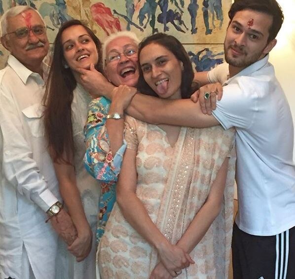 દિલ્હીમાં એક ફિલ્મના શૂટિંગ દરમિયાન નફીસાની મુલાકાત પોલો ખેલાડી આરએસ પિકલ્સ સોઢી સાથે થઈ હતી. પ્રેમમાં પડ્યા બાદ આ કપલે લગ્ન કર્યા અને તેમના ત્રણ સંતાનો પણ છે.