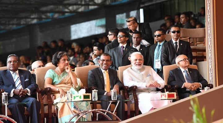   વડાપ્રધાન નરેન્દ્ર મોદીએ મે 2014માં પોતાના શપથ ગ્રહણ સમારોહમાં દક્ષિણ એશિયાઈના દેશોના વડાઓને ખાસ મહેમાન તરીકે આમંત્રણ આપ્યું હતું. પણ આ પ્રથમવાર મોદી સ્વયં ભારતીય વડાપ્રધાન તરીકે કોઈ પાડોશી દેશમાં નવી સરકારના શપથ સમારોહમાં સામેલ થયા છે. 