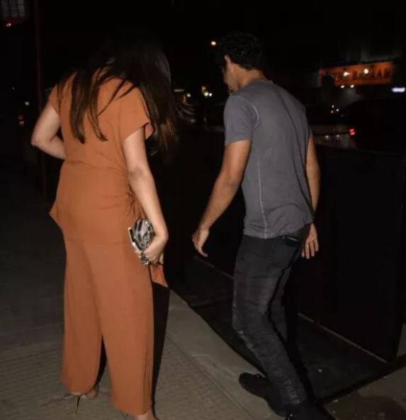 મીરા અને ઇશાનનો વીડિયો હવે સોશિયલ મીડિયા પર વાયરલ થઈ રહ્યો છે. કહેવામાં આવી રહ્યું છે કે મીરા કપૂર ઇશાનને એટીડ્યૂડ બતાવી રહી હતી. લોકોને આ અજીબ એટલા માટે લાગી રહ્યું છે કે ઇશાન અને મીરાની બોન્ડિંગ ખૂબજ સારી છે.