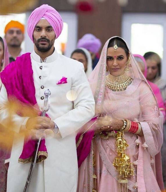 નેહાએ ચાલુ વર્ષે મે મહિનામાં અચાનક લગ્ન કરીને તમામને ચોંકાવી દીધા હતા. લગ્નના ત્રણ મહિના બાદ ઓગસ્ટમાં નેહાએ પ્રેગ્નેન્સની જાહેરાત કરી દીધી હતી. 