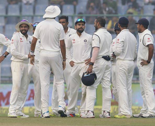 સિડનીઃ ટીમ ઈન્ડિયાના મુખ્ય કોચ રવિ શાસ્ત્રે ઓસ્ટ્રેલિયા સામેની શ્રેણી પહેલા ભારતીય ક્રિકેટ ટીમને લઈ એક મોટું નિવેદન આપ્યું છે. શાસ્ત્રીએ કહ્યું કે, છેલ્લા થોડા વર્ષોમાં કોઈપણ ટીમ વિદેશમાં સારો દેખાવ કરી શકી નથી તો પછી દર વખતે ભારતને જ કેમ નિશાન બનાવવામાં આવે છે. ભારતીય ટીમ વિદેશમાં ‘ઘર આંગણાના સિંહ, બહાર શિયાળ’ની છાપ ભૂંસવામાં અત્યાર સુધી નિષ્ફળ રહી છે, પરંતુ કોઈ એક ટીમને નિશાન બનાવવી યોગ્ય નથી.