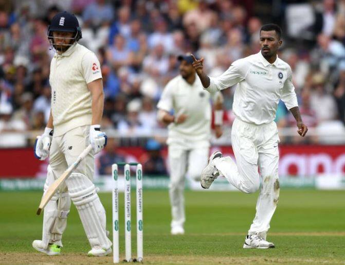 શાસ્ત્રીએ એમ પણ કહ્યુ કે, ઈજાગ્રસ્ત હાર્દિક પંડ્યાની ગેરહાજરીમાં એક વધારાનો બોલર રમાડવાનો મોકો ગુમાવી દીધો. શાસ્ત્રીએ કહ્યું, અમને એક ખેલાડીની ખોટ વર્તાશે અને તે છે હાર્દિક પંડ્યા. તે બોલિંગ અને બેટિંગમાં ટીમને સંતુલન આપે છે. જેના કારણે અમે વધારાનો બોલર રમાડી શકીએ છીએ. તે ઝડપથી ફિટ થઈ જશે તેવી આશા રાખીએ છીએ. ફાસ્ટ બોલરો સારું પ્રદર્શન કરશે તો તેની ખોટ નહીં અનુભવાય.