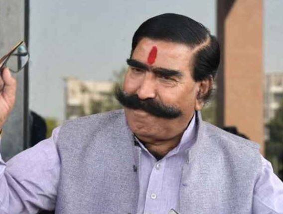 ઉલ્લેખનીય છે કે JNU પર ચાલી રહેલા વિવાદ દરમિયાન 2016માં કોન્ડોમ અંગેના આપેલા નિવેદનના કારણે તેઓ ખુબ ચર્ચામાં આવ્યાં હતાં. તેમણે તે સમયે જેએનયુ પરિસરમાં રોજ હજારો કોન્ડોમ મળી આવે છે તેવું નિવેદન આપ્યું હતું. બાદમાં મોબ લિન્ચિંગ અને લવ જેહાદના મુદ્દે પણ તેમણે અનેક વિવાદાસ્પદ નિવેદનો આપ્યાં હતાં. 