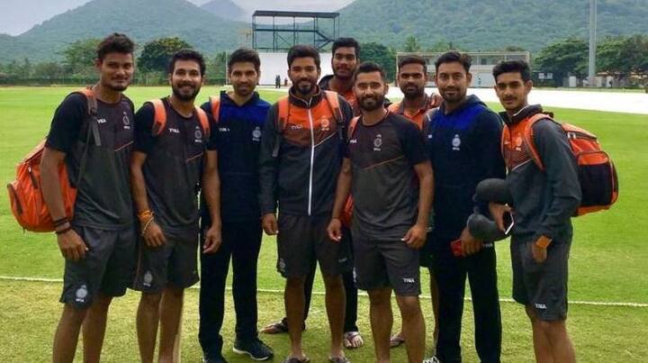 નવી દિલ્હીઃ IPL 2018ની હરાજી દરમિયાન સમાચારમાં ચમકનારા અબજપતિ કુમાર મંગલમ બિરલાના પુત્ર આર્યમાન બિરલાએ રણજી ટ્રોફી મેચમાં ફર્સ્ટ ક્લાસ કરિયરની પ્રથમ સદી ફટકારીને તહેલકો મચાવી દીધો છે. સદી ફટકારવાની સાથે તેણે ટીમને હારથી પણ બચાવી હતી. રણજી ટ્રોફીની ગ્રુપ બી મેચમાં બંગાળ અને મધ્યપ્રદેશ વચ્ચે રમાયેલી મેચમાં તેણે સદી લગાવી હતી.