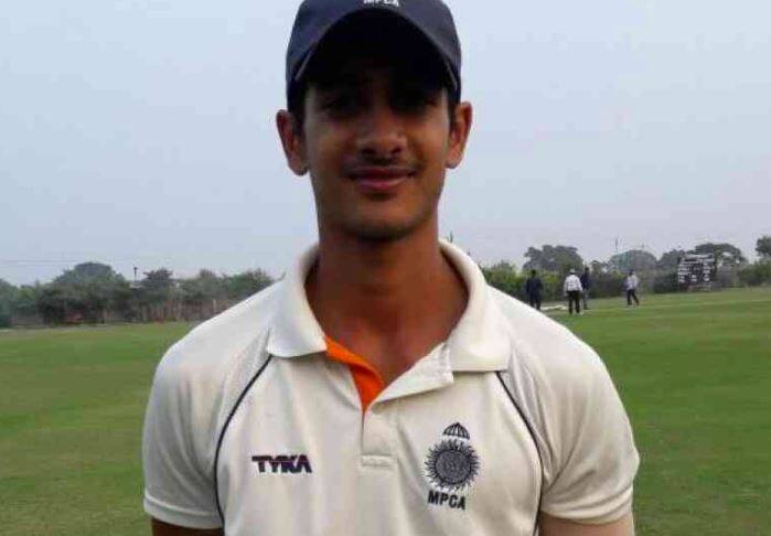 નવી દિલ્હીઃ IPL 2018ની હરાજી દરમિયાન સમાચારમાં ચમકનારા અબજપતિ કુમાર મંગલમ બિરલાના પુત્ર આર્યમાન બિરલાએ રણજી ટ્રોફી મેચમાં ફર્સ્ટ ક્લાસ કરિયરની પ્રથમ સદી ફટકારીને તહેલકો મચાવી દીધો છે. સદી ફટકારવાની સાથે તેણે ટીમને હારથી પણ બચાવી હતી. રણજી ટ્રોફીની ગ્રુપ બી મેચમાં બંગાળ અને મધ્યપ્રદેશ વચ્ચે રમાયેલી મેચમાં તેણે સદી લગાવી હતી.